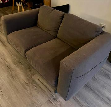 Donkergrijze 2-zitsbank met vakken aan de zijkant