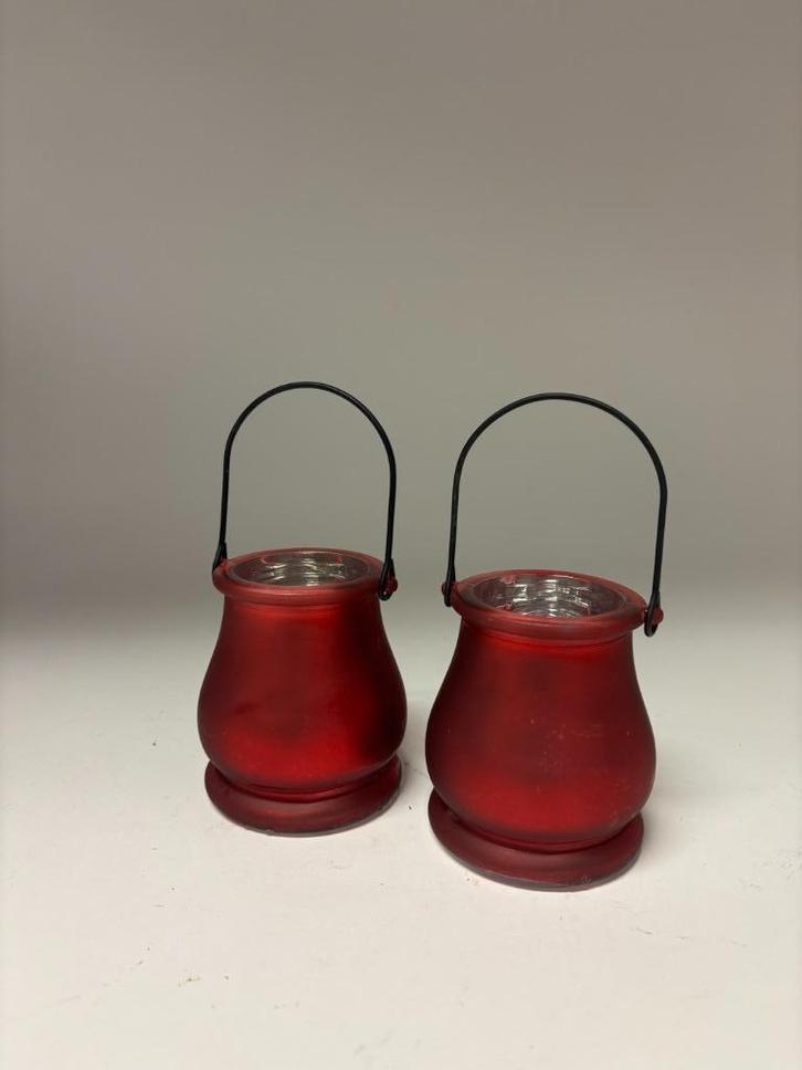 Twee rode windlichten, Huis en Inrichting, Woonaccessoires | Kandelaars en Kaarsen, Zo goed als nieuw, Kandelaar, Minder dan 25 cm