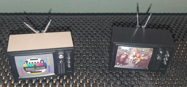 Charmante Miniatuur Retro TV voor Poppenhuis (Schaal 1:12), Verzamelen, Poppenhuizen en Toebehoren, Poppenhuis, Ophalen of Verzenden