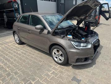 Audi A1 2010-2019 portieren kleur lichtbruin metallic beschikbaar voor biedingen