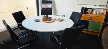 Kantoortafel met 5 vergaderstoelen (Ahrend) beschikbaar voor biedingen