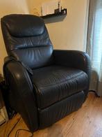 Lederen Donkerblauwe elektrische Sta-op-stoel, Relaxstoel, Huis en Inrichting, Ophalen, Gebruikt, Alle tijden, 50 tot 75 cm