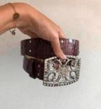 Bordeauxrode riem met brocante gesp en studs, Kleding | Dames, Riemen en Ceinturen, Ophalen of Verzenden, Zo goed als nieuw, Overige kleuren