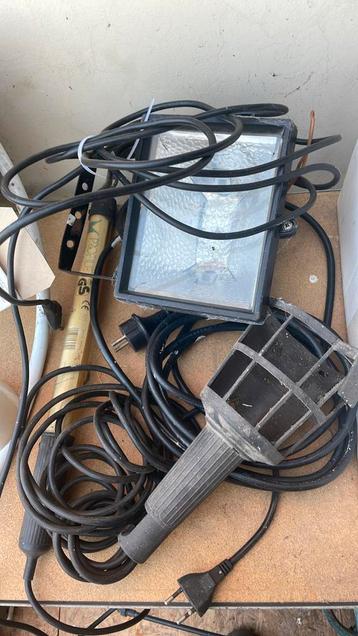 Twee loop lampen en een schijnwerper beschikbaar voor biedingen