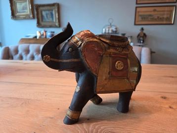Olifant uit India van hout met messing en koper  beschikbaar voor biedingen