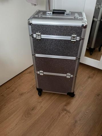 Cosmetica trolly beschikbaar voor biedingen