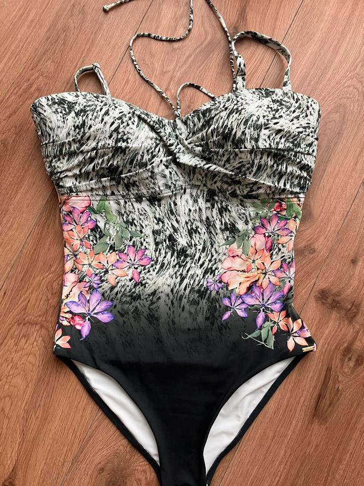 Thriumph badpak “NIEUW” met Pareo, maat 40 cup D, Kleding | Dames, Badmode en Zwemkleding, Nieuw, Badpak, Overige kleuren, Ophalen of Verzenden