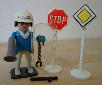  	 Playmobil Vintage Politieagent met Verkeersborden 3324  beschikbaar voor biedingen