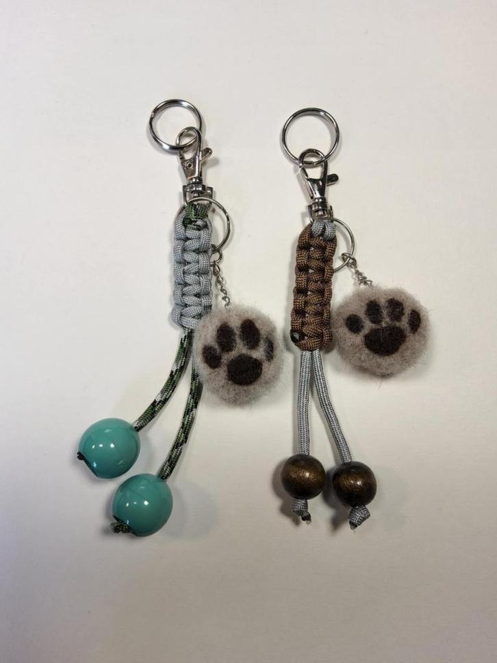 Sleutelhanger met hondenpootje (needlefelt) en ronde kralen, Sieraden, Tassen en Uiterlijk, Overige Accessoires, Nieuw, Ophalen of Verzenden