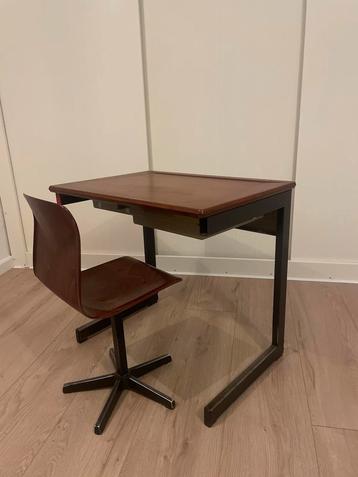Vintage kinderbureau met bureaustoel beschikbaar voor biedingen