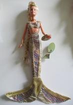 Barbie Mermaid pop goudkleur met tas en borstel ketting staa, Ophalen, Zo goed als nieuw, Fashion Doll