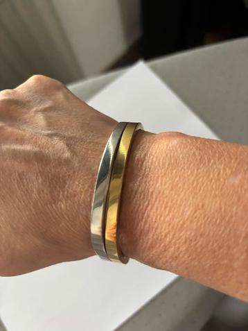 2 metalen armbanden goud en zilverkleurig beschikbaar voor biedingen