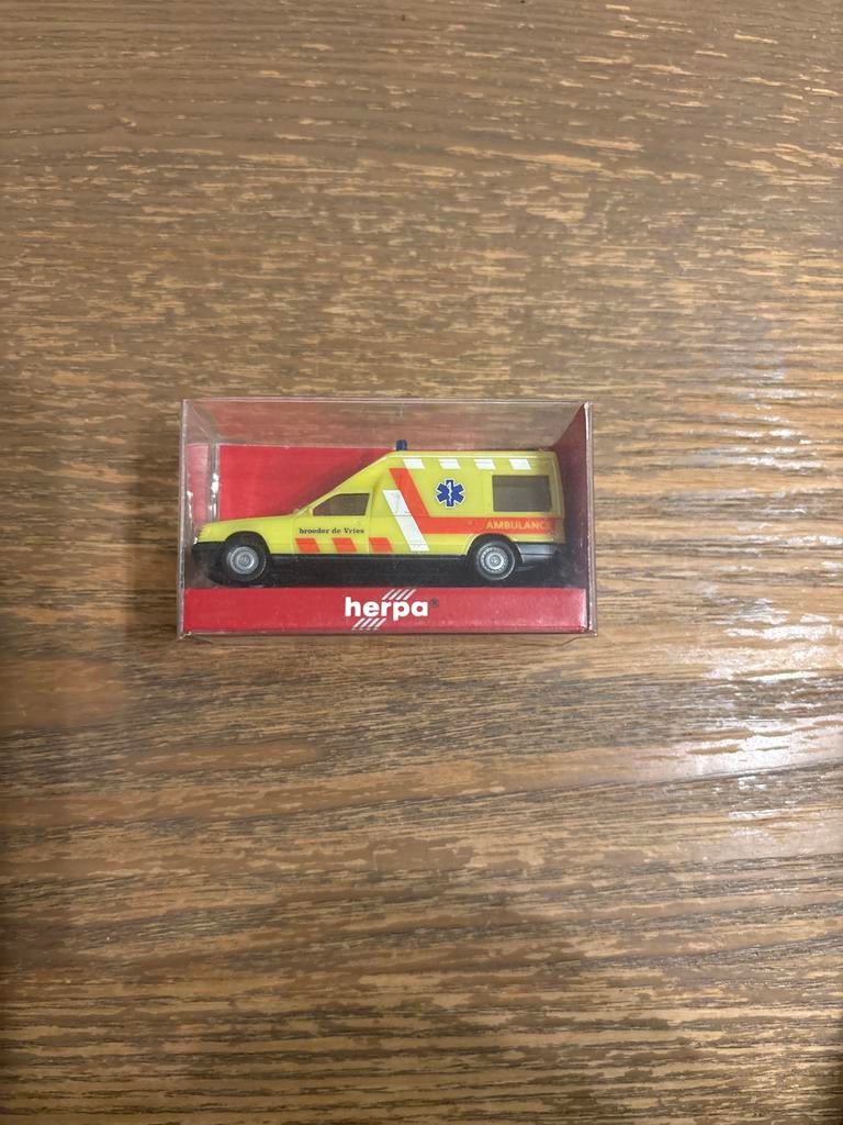 Ambulance Broeder de Vries 1:87 Herpa, Hobby en Vrije tijd, Modelauto's | 1:87, Ophalen of Verzenden, Zo goed als nieuw, Auto