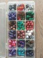 Doos vol handgemaakte kralen van Fimo klei, Hobby en Vrije tijd, Kralen en Sieraden maken, Ophalen of Verzenden, Zo goed als nieuw