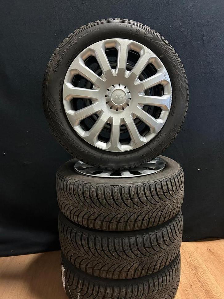 Ford Fiesta Winterset 15inch + Wieldoppen, Auto-onderdelen, Banden en Velgen, Banden en Velgen, Winterbanden, Personenwagen, Gebruikt