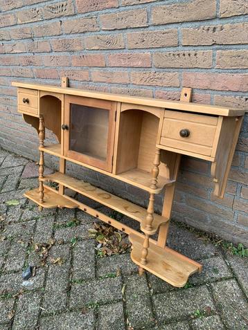 Vintage wandkastje met haakjes, plankjes, laatjes, en nisjes beschikbaar voor biedingen