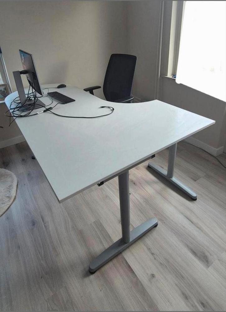 Mooie bureau te koop!, Huis en Inrichting, Bureaus, Zo goed als nieuw, Bureau, In hoogte verstelbaar, Ophalen