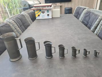 Tinnen set, maatbekers,  borden   schenkkannetjes, vijzel,ka beschikbaar voor biedingen