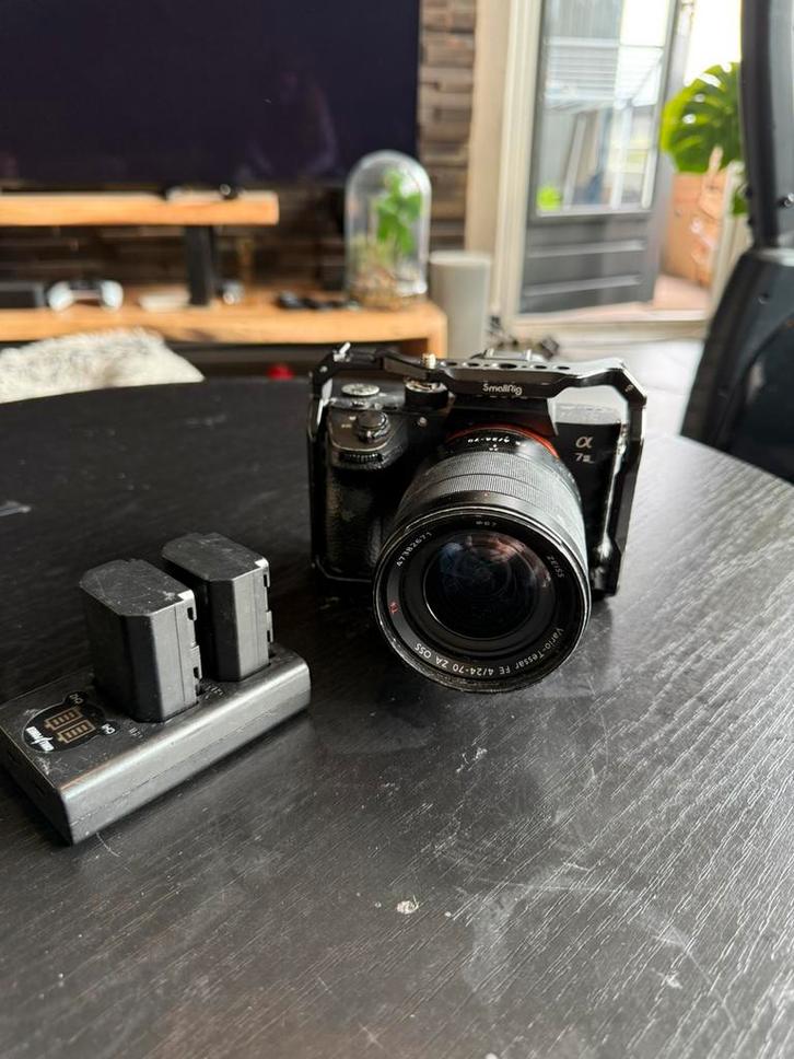 Sony A7 III + 24-70mm f/4 Zeiss + Cage + 2 batterijen, Audio, Tv en Foto, Videocamera's Digitaal, Zo goed als nieuw, Sony, 20x of meer