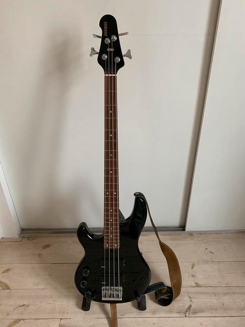 Basgitaar Yamaha LINKSHANDIG met toebehoren., Muziek en Instrumenten, Snaarinstrumenten | Gitaren | Bas, Zo goed als nieuw, Elektrisch