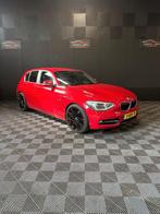 BMW 1-Serie 114I 75KW 5-DR 2013 Rood, Auto's, 1-Serie, 65 €/maand, Achterwielaandrijving, Zwart
