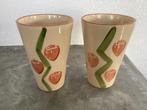 2 Creme / beige kleurige vazen met opdruk, 18 cm hoog, Huis en Inrichting, Overige kleuren, Aardewerk of Porselein, Ophalen of Verzenden