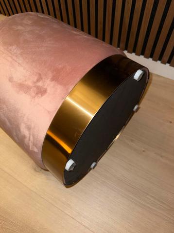 Roze Velours Poef met Gouden Rand beschikbaar voor biedingen