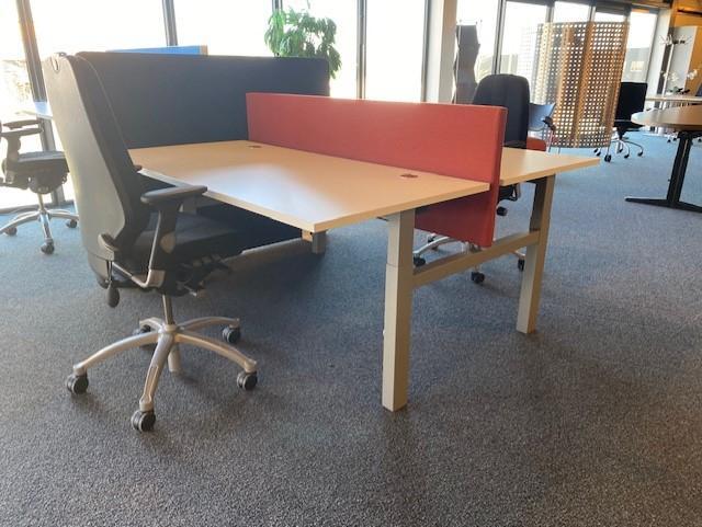 Duo bureaus Lensvelt Studio 2, instelbaar d.m.v. kliksysteem, Huis en Inrichting, Bureaus, Gebruikt, Bureau, In hoogte verstelbaar