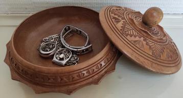Houtsnijwerk doosje / houten doosje beschikbaar voor biedingen