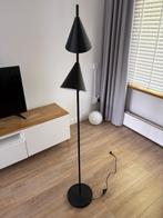 Zwarte vloerlamp met twee kappen, metaal, Huis en Inrichting, Lampen | Vloerlampen, Ophalen, Zo goed als nieuw, Metaal, 150 tot 200 cm