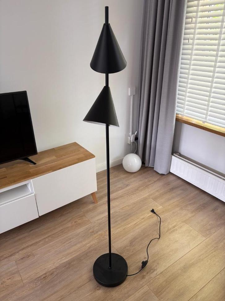 Zwarte vloerlamp met twee kappen, metaal, Huis en Inrichting, Lampen | Vloerlampen, Zo goed als nieuw, 150 tot 200 cm, Metaal
