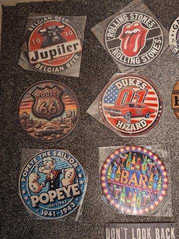 Leuke blikken wanddecoratie bordjes om op te hangen. beschikbaar voor biedingen
