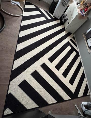 Modern zwart-wit kleed beschikbaar voor biedingen