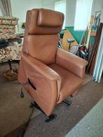 Hele mooie goedwerkende sta-op stoel, relaxfauteuil, Huis en Inrichting, Stoelen, Ophalen, Bruin, Leer, Zo goed als nieuw
