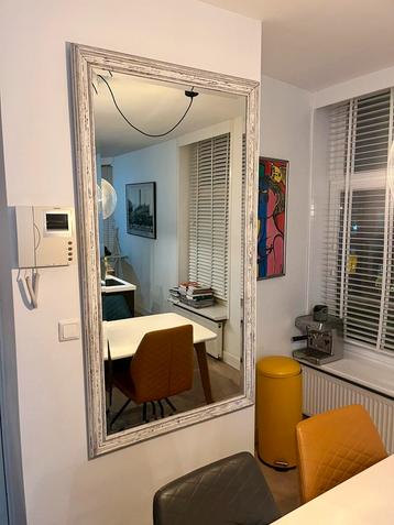 Mooie Wandspiegel met lijst beschikbaar voor biedingen