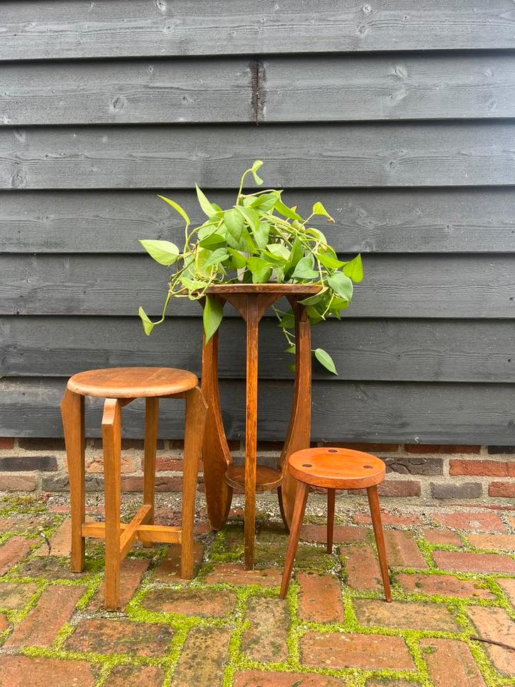 Oud houten bijzettafeltje/plantentafeltje, Huis en Inrichting, Krukjes, Zo goed als nieuw, Hout, Ophalen of Verzenden