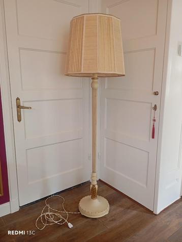 Antieke vloerlamp beschikbaar voor biedingen