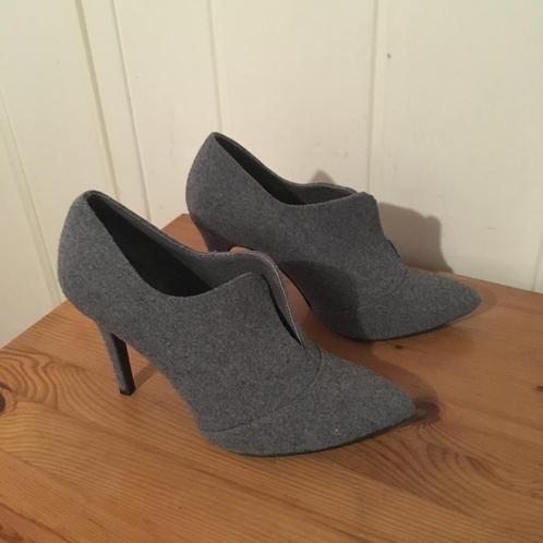 Aparte grijze stoffen pumps met hoge hak van Invito, maat 39, Kleding | Dames, Schoenen, Zo goed als nieuw, Pumps, Grijs, Verzenden