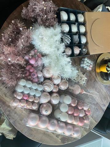 Set van verschillende (glazen) kerstballen, piek en slingers beschikbaar voor biedingen