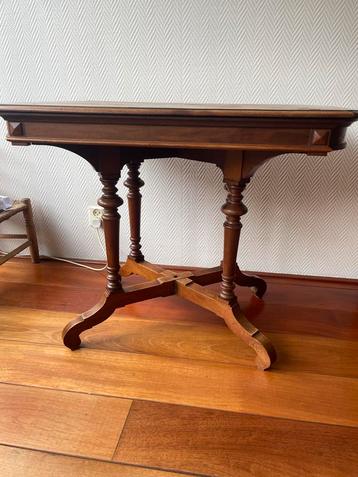 Houten tafel met beschadigingen - alleen ophalen beschikbaar voor biedingen