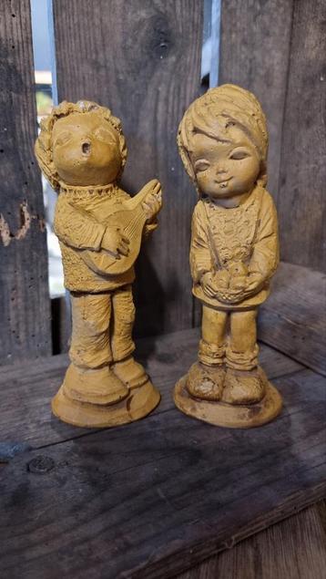2 vintage kinderbeeldjes muziekantjes oker geel 16x6,5cm beschikbaar voor biedingen