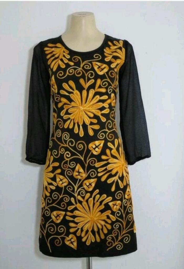 Zwarte jurk met geel borduurwerk van Almatrichi, Kleding | Dames, Jurken, Zo goed als nieuw, Maat 36 (S), Zwart, Verzenden