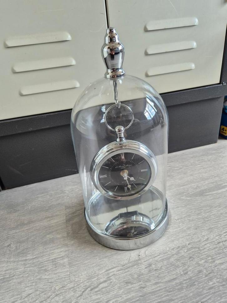 Klok in glazen stolp, Huis en Inrichting, Woonaccessoires | Klokken, Zo goed als nieuw, Analoog, Ophalen of Verzenden