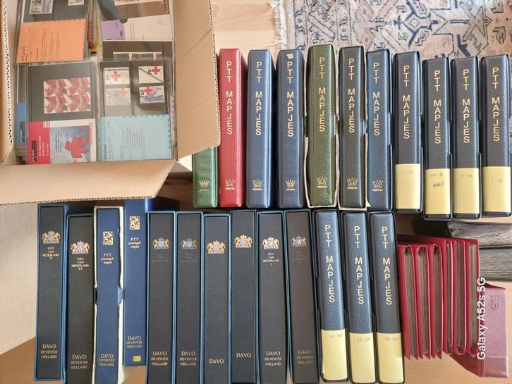 Grote partij postzegelmapje in albums en een volle doos, Postzegels en Munten, Postzegels | Volle albums en Verzamelingen, Nederland