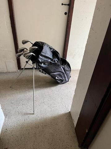 Golfset met tas en clubs beschikbaar voor biedingen