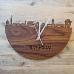 Notenhouten Klok met Skyline Hilversum, Ophalen of Verzenden, Nieuw, Analoog, Wandklok