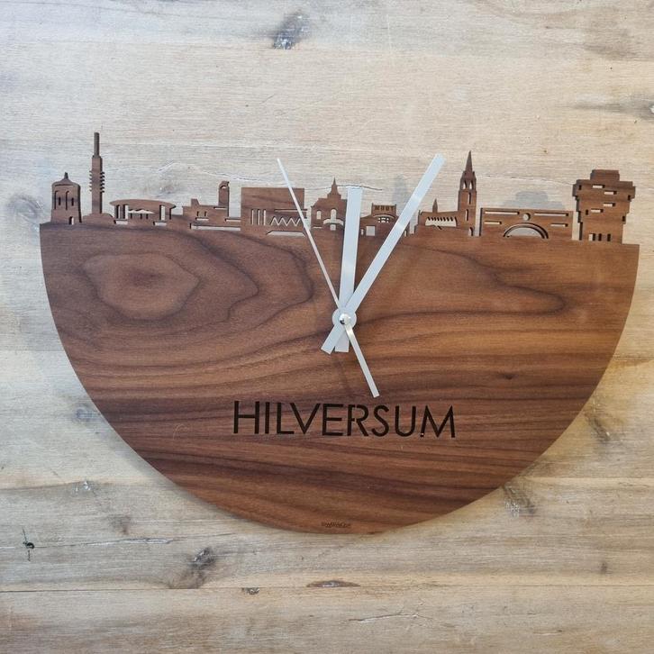 Notenhouten Klok met Skyline Hilversum, Huis en Inrichting, Woonaccessoires | Klokken, Nieuw, Wandklok, Analoog, Ophalen of Verzenden
