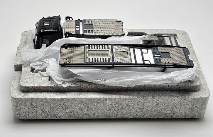 1:64 Unique model x Tiny Mercedes Actros Gigaspace 4x2, Hobby en Vrije tijd, Modelauto's | Overige schalen, Nieuw, Bus of Vrachtwagen