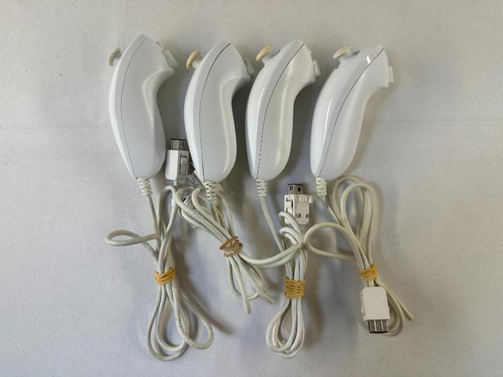 Nunchuck wit 4 stuks origineel - Nintendo Wii, Spelcomputers en Games, Spelcomputers | Nintendo Consoles | Accessoires, Gebruikt
