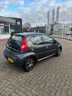 Peugeot 107 APK TOT JANUARI 2027! 2e eigenaar., Auto's, Peugeot, Voorwielaandrijving, Zwart, Airbags, 4 stoelen